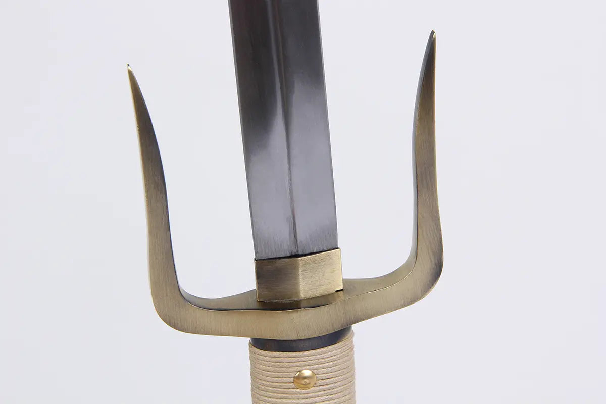 Gros plan sur la garde à double pointe du katana Mugen, symbole de son style de combat unique dans Samurai Champloo.