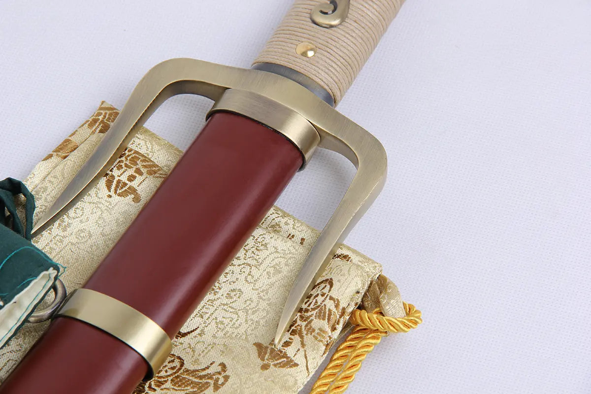 Zoom sur la garde en forme de Yari, finition bronze, soulignant le style atypique du sabre de Mugen dans Samurai Champloo.