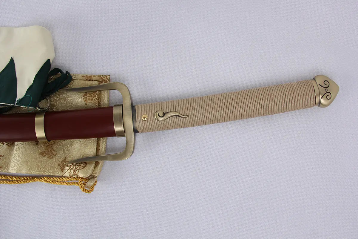 Vue du manche (tsuka) enveloppé de corde beige avec ornement métallique, design fidèle au katana de Mugen dans l’anime Samurai Champloo.