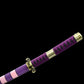 Gros plan sur le manche violet du katana Nidai Kitetsu, tressage traditionnel noir et finitions dorées, style japonais authentique.