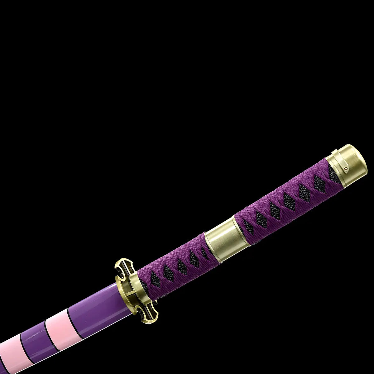 Gros plan sur le manche violet du katana Nidai Kitetsu, tressage traditionnel noir et finitions dorées, style japonais authentique.