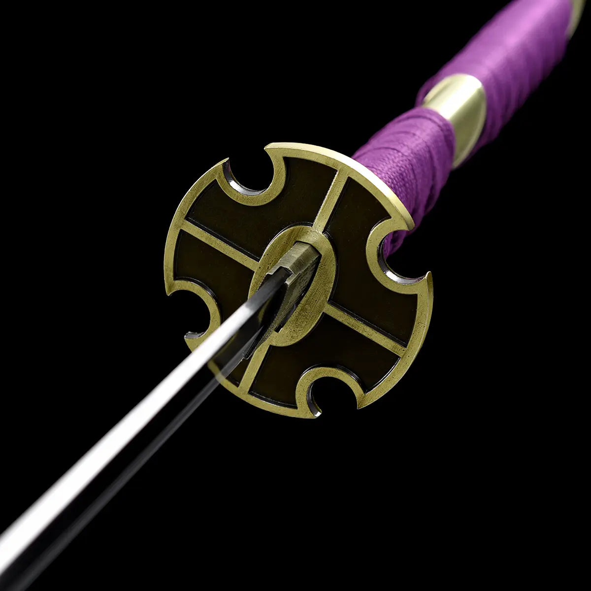 Détail de la garde en croix du katana Nidai Kitetsu, reproduction fidèle de One Piece avec tsuba doré et manche violet.