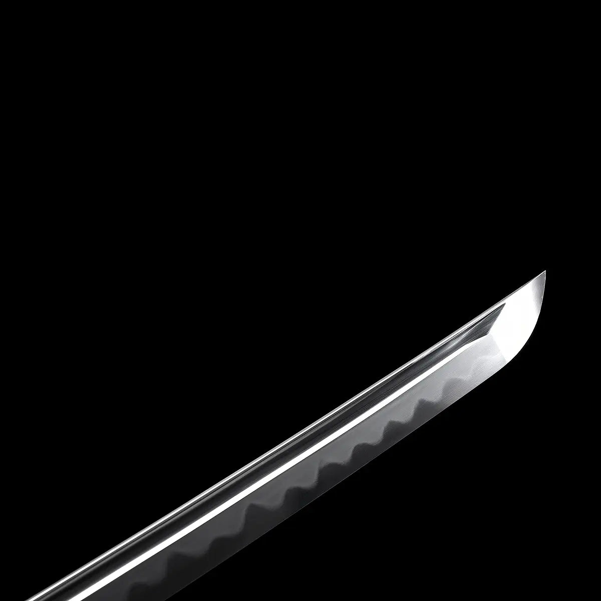 Gros plan du kissaki du katana nodachi “Monohoshizāo” artisanal : pointe polie miroir, arrête du bohi nette, hamon réel ondulé visible le long du ha, sur fond studio noir — esprit ōdachi, hommage à Sasaki Kojirō.