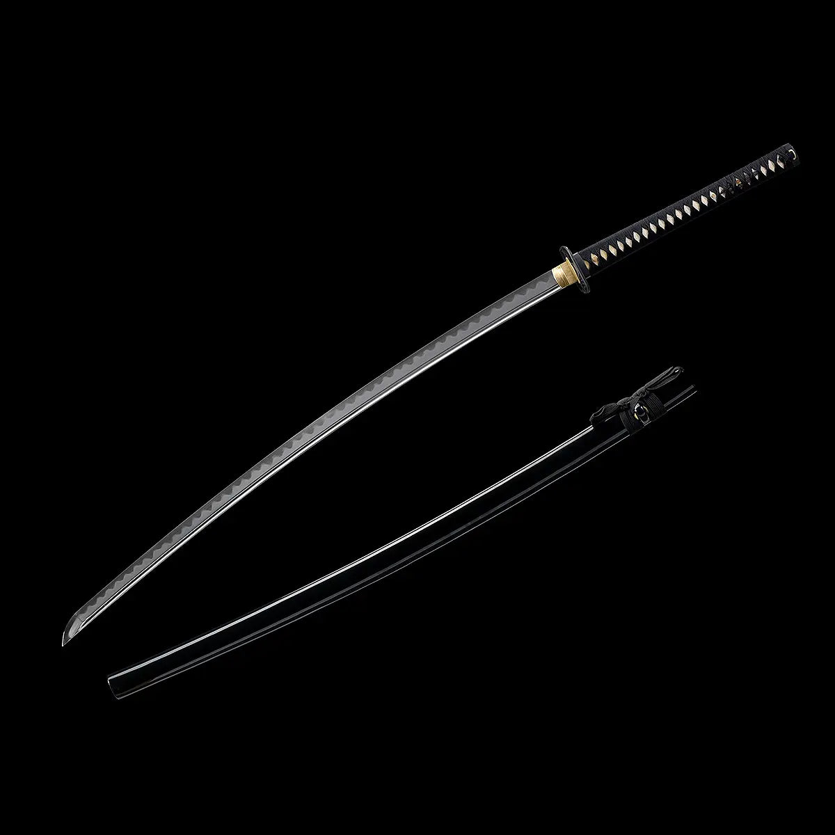 Katana nodachi “Monohoshizāo” artisanal : lame nue en diagonale face au saya noir laqué séparé, hamon réel ondulé et bohi continus bien visibles, habaki laiton, tsuka noire à losanges ivoire ; composition sur fond studio noir — esprit ōdachi, hommage à Sasaki Kojirō.