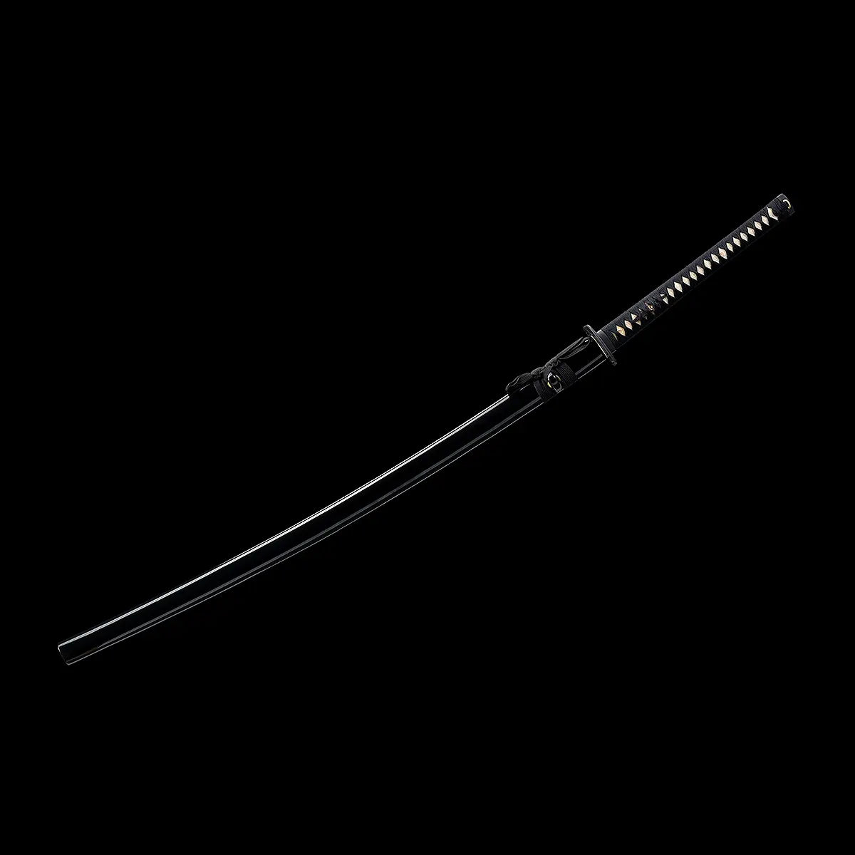Vue entière en diagonale du katana nodachi “Monohoshizāo” artisanal : saya noir laqué aux reflets, sageo noir noué, tsuka noire à losanges ivoire, tsuba sombre, courbure ōdachi marquée sur fond studio noir — hommage à Sasaki Kojirō.