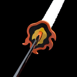 Gros plan sur la lame du katana Rengoku avec kanji japonais et fourreau blanc travaillé.