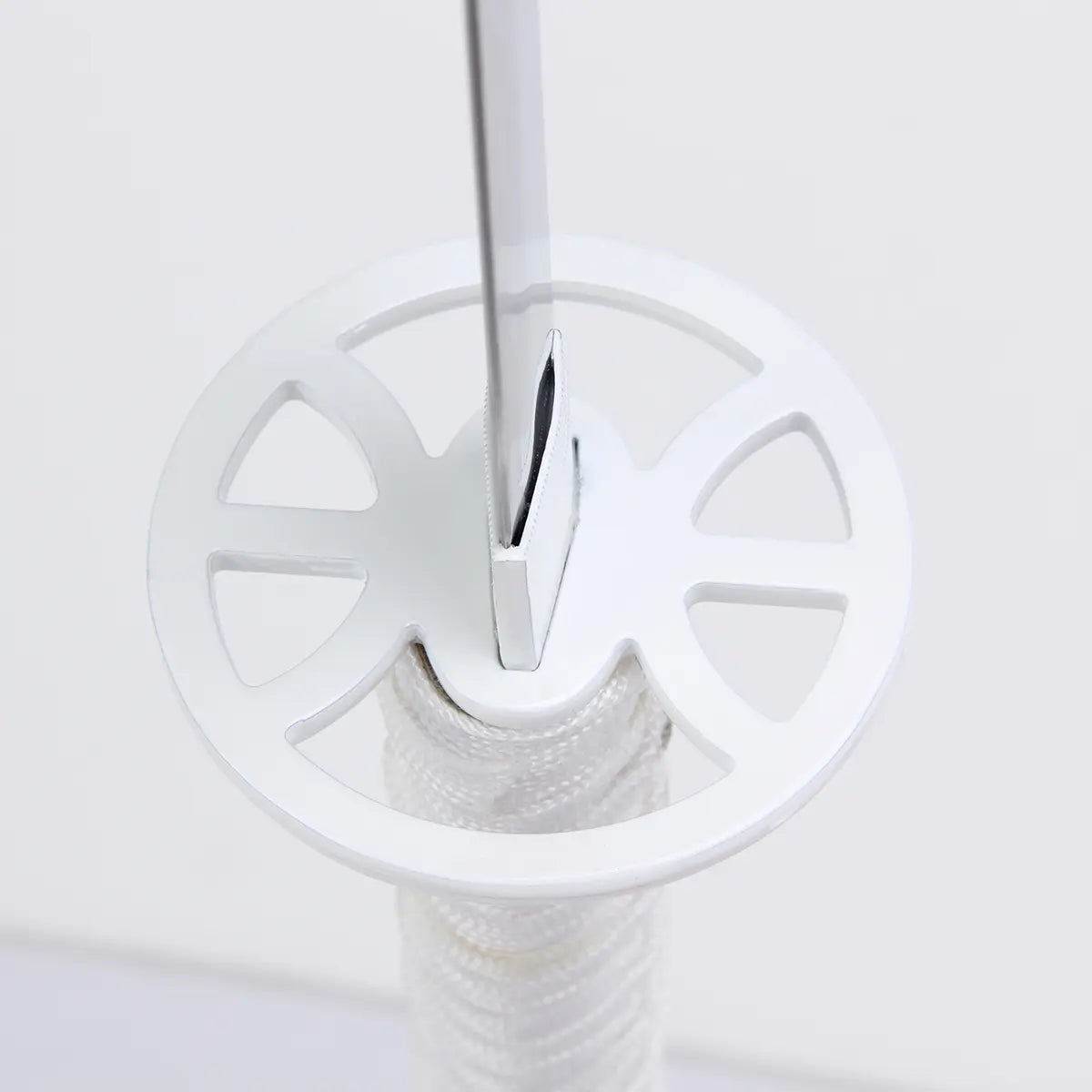 Gros plan sur la garde blanche (tsuba) du katana Kuchiki Rukia “Sode no Shirayuki” de Bleach, réplique zanpakutō Bankai en acier carbone, avec la lame insérée et la poignée tressée blanche visible, présenté sur fond clair.