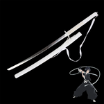 Photo du katana Kuchiki Rukia “Sode no Shirayuki” de Bleach, réplique zanpakutō Bankai en acier carbone avec lame brillante et fourreau blanc, présenté sur fond noir avec illustration du personnage Rukia en action.