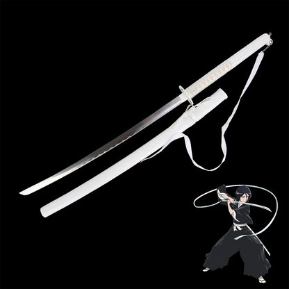 Photo du katana Kuchiki Rukia “Sode no Shirayuki” de Bleach, réplique zanpakutō Bankai en acier carbone avec lame brillante et fourreau blanc, présenté sur fond noir avec illustration du personnage Rukia en action.