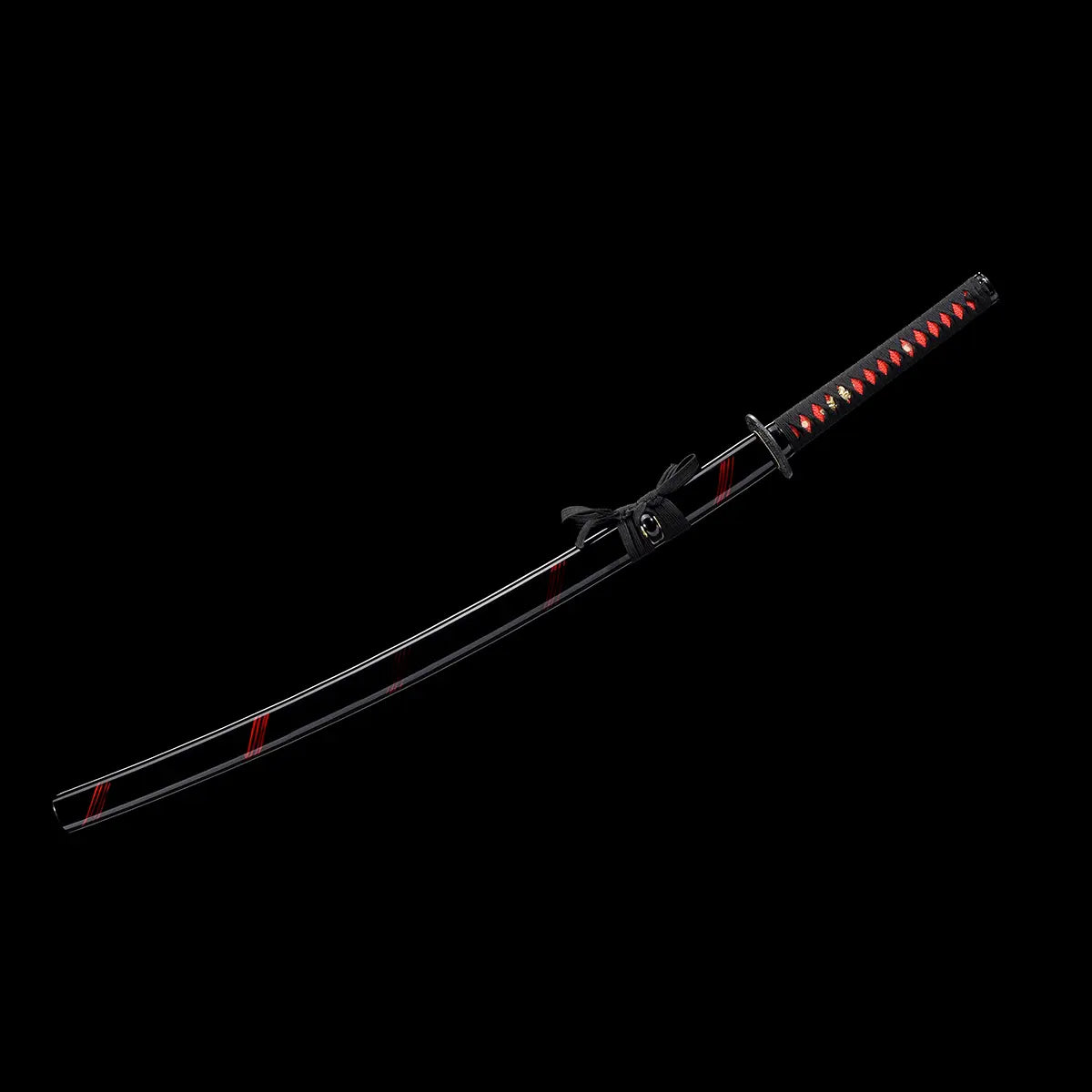 Katana japonais Ryū Honō présenté en studio sur fond noir, lame rangée dans un fourreau noir laqué orné de lignes rouges, poignée noire avec tressage rouge et garde tsuba gravée d’un dragon. Photo professionnelle Blade Bushido mettant en valeur la finition rouge-feu et l’esthétique artisanale du sabre.