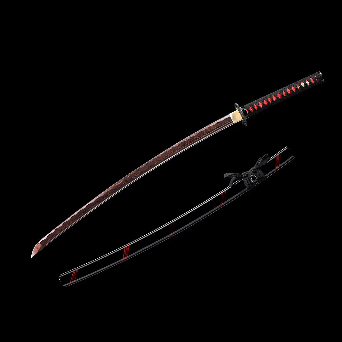 Katana japonais Ryū Honō présenté sur fond noir, lame damas rouge-feu sortie de son fourreau noir laqué à lignes rouges, poignée tsuka noire tressée de rouge et tsuba gravée d’un dragon. Photo studio Blade Bushido mettant en valeur la texture du damas et l’esthétique noire et écarlate du sabre.