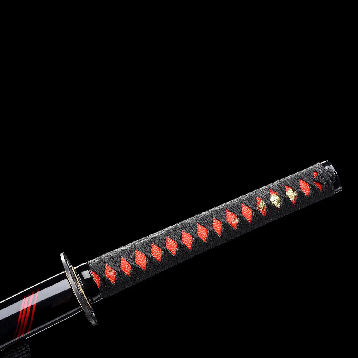 Vue latérale du manche tsuka du katana japonais Ryū Honō sur fond noir, tressage noir et rouge avec ornements dorés représentant un dragon. Photo studio Blade Bushido mettant en lumière la précision du tressage et l’esthétique artisanale du sabre.