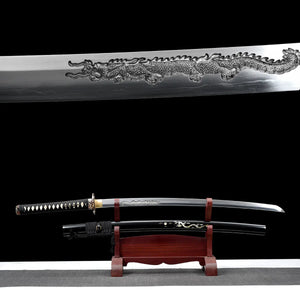 Composition double montrant le katana japonais artisanal Ryū no Ken sur fond noir, avec en partie supérieure un gros plan de la lame en acier poli présentant une longue gravure dragon en relief, et en partie inférieure le katana dégainé exposé sur un support en bois verni rouge, fourreau noir laqué décoré d’un motif dragon placé en dessous, manche noir tressé avec losanges blancs en peau de raie, habaki doré visible, surface inférieure gris clair, mise en scène mettant en valeur à la fois le détail de la gr