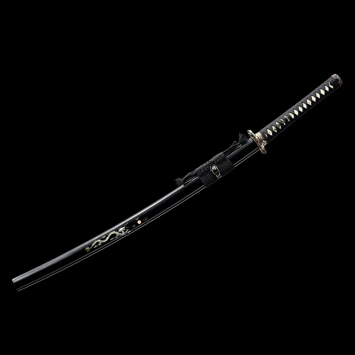 Katana japonais artisanal Ryū no Ken photographié en vue complète sur fond noir uni, lame légèrement courbée en acier apparent avec gravure dragon visible, fourreau noir laqué présent avec motif dragon doré, manche noir tressé avec losanges blancs et peau de raie, garde ronde en laiton doré, épée posée en diagonale sans support visible.  
