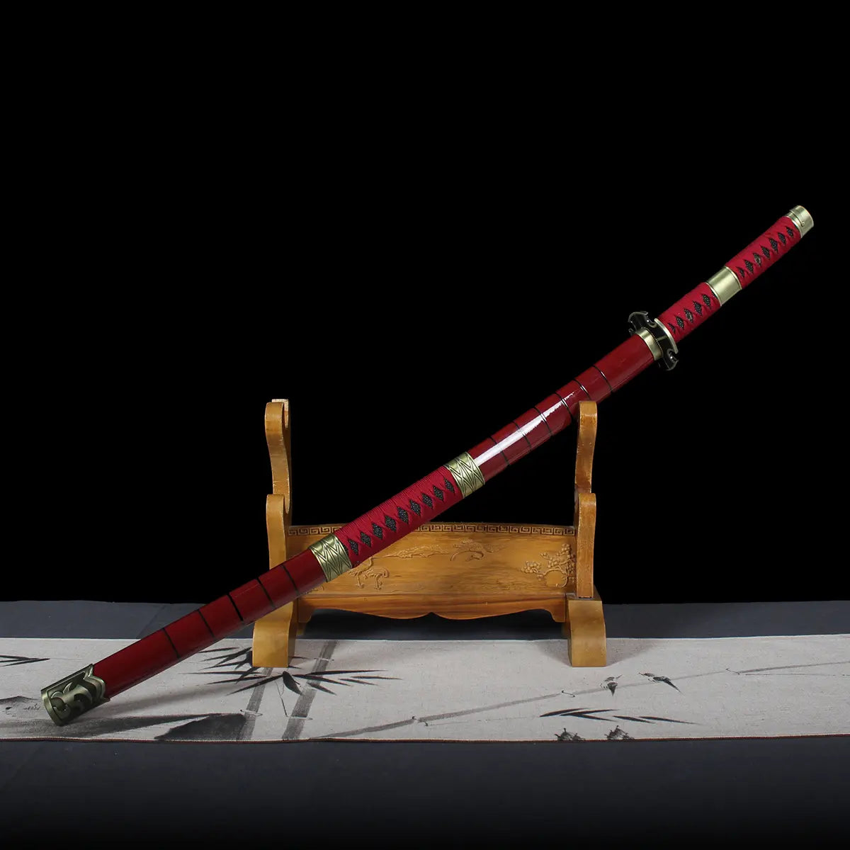 Katana Sandai Kitetsu One Piece au fourreau rouge verni posé sur un support en bois, réplique fidèle du sabre de Roronoa Zoro.