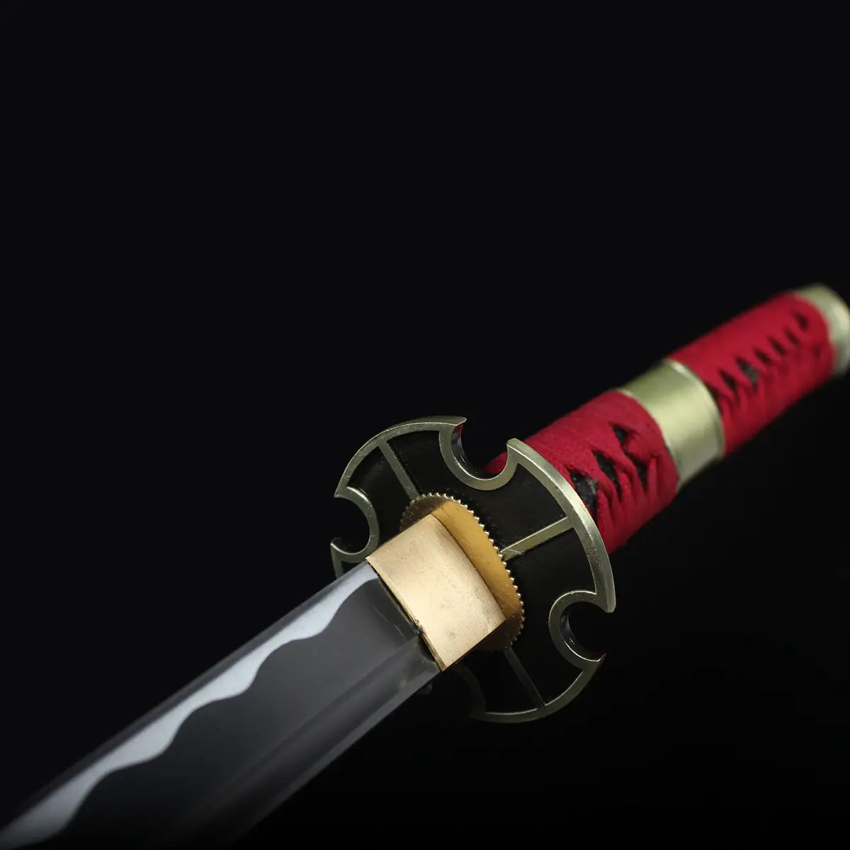 Gros plan sur la garde tsuba métallique du katana Sandai Kitetsu One Piece, détails authentiques et finition soignée.