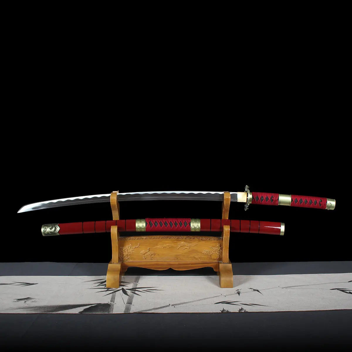 Réplique du katana Sandai Kitetsu One Piece avec lame polie et hamon visible, posé sur un support en bois traditionnel japonais