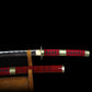 Gros plan sur la poignée tsuka du katana Sandai Kitetsu One Piece avec tressage rouge et noir, finition artisanale fidèle à l’original.