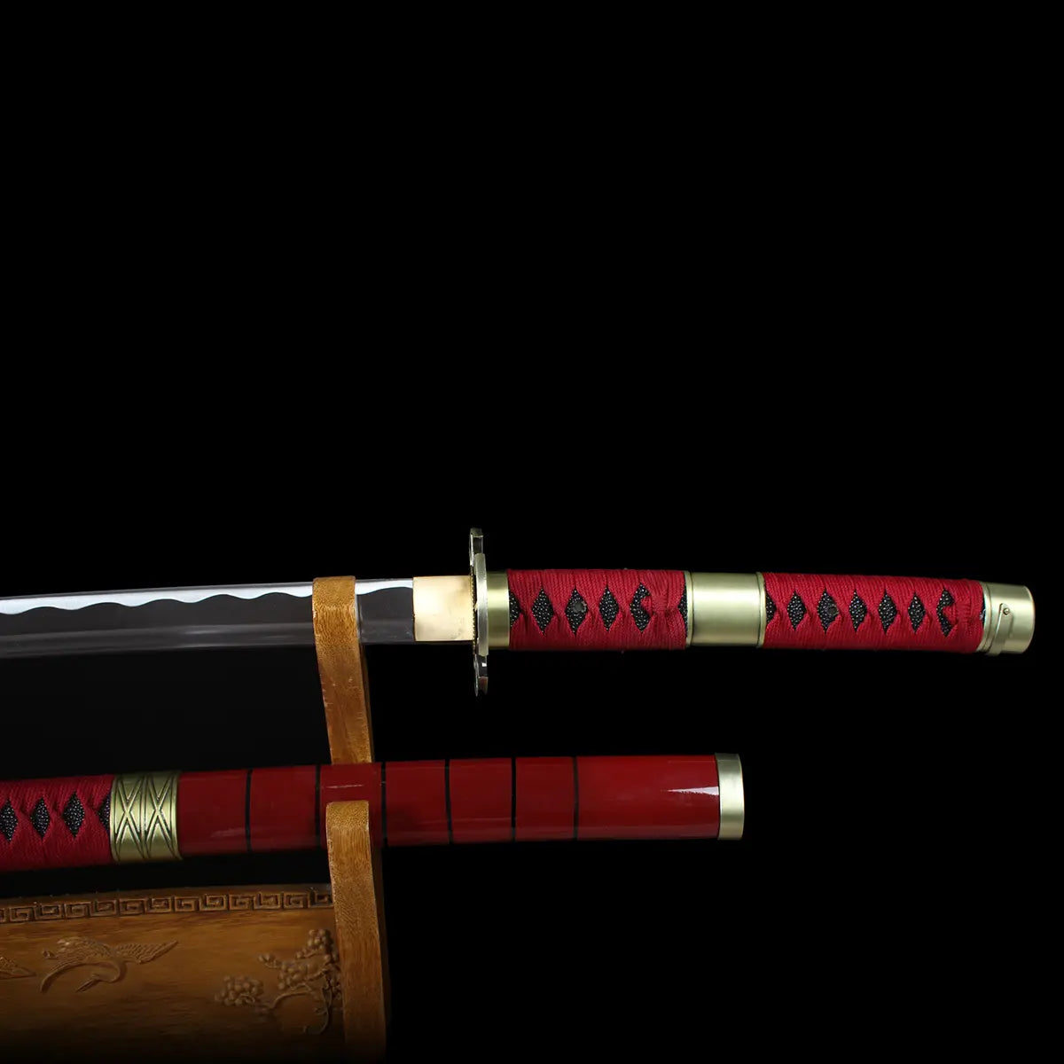 Gros plan sur la poignée tsuka du katana Sandai Kitetsu One Piece avec tressage rouge et noir, finition artisanale fidèle à l’original.