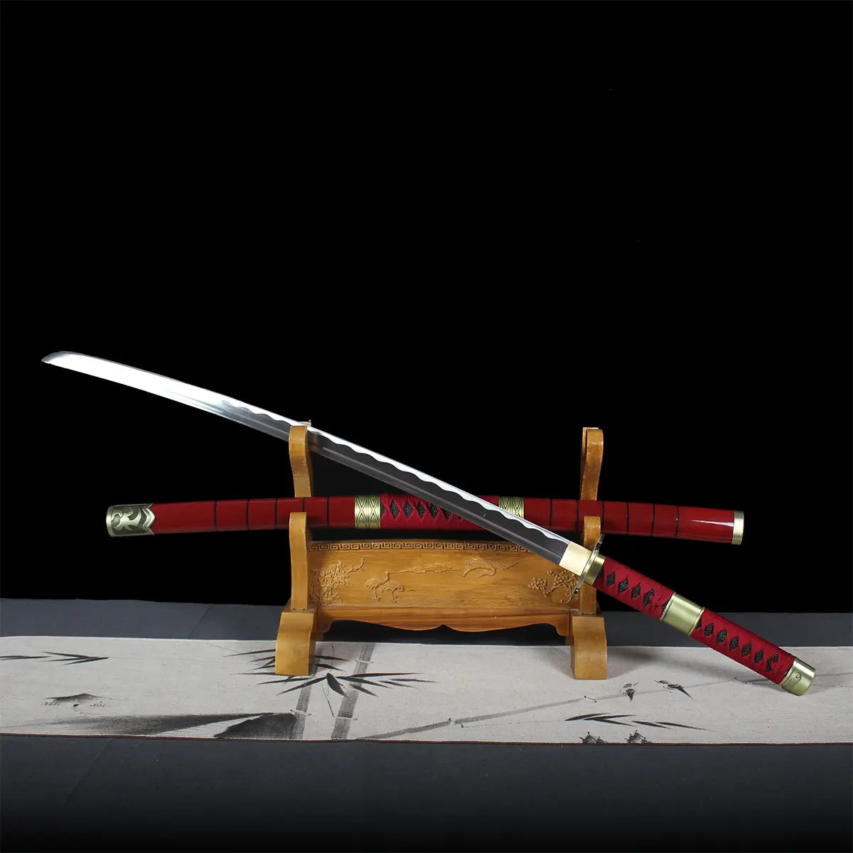Katana Sandai Kitetsu One Piece sorti du fourreau rouge, lame dégainée prête au combat, réplique haut de gamme du sabre de Zoro