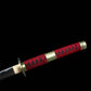 Détail de la poignée traditionnelle du katana Sandai Kitetsu avec tressage rouge et noir, reproduction fidèle du sabre de Roronoa Zoro.