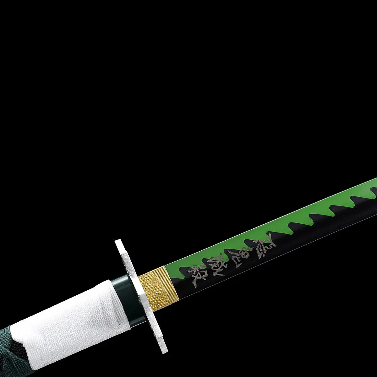 Vue rapprochée du début de la lame avec ses motifs verts stylisés et la garde étoile typique du katana de Sanemi.