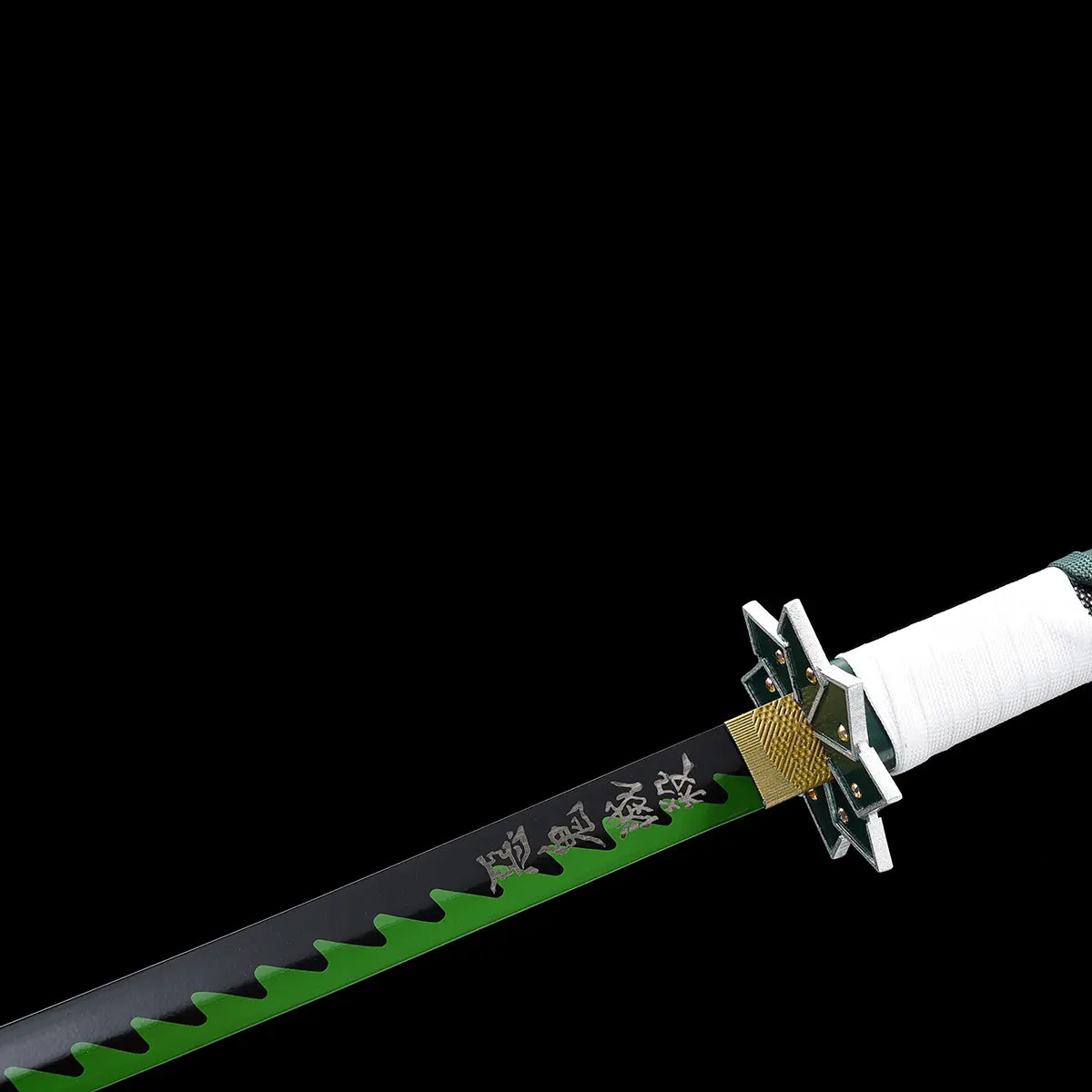 Détail de la lame avec ses inscriptions japonaises et finition UV, garde étoilée en métal et tressage traditionnel.