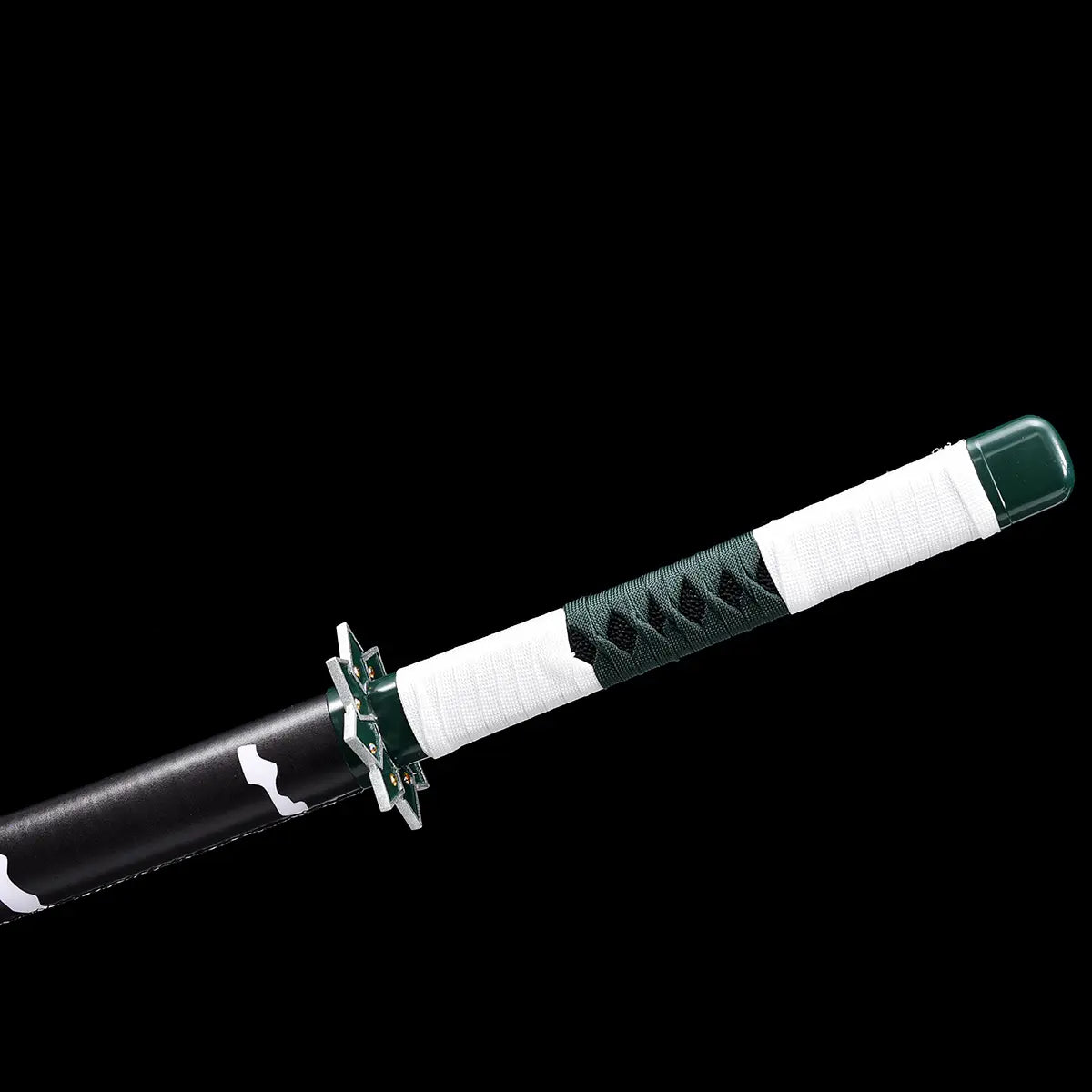 Détail de la tsuba en forme d’étoile, finement travaillée avec rivets dorés et base dorée, finition haut de gamme.