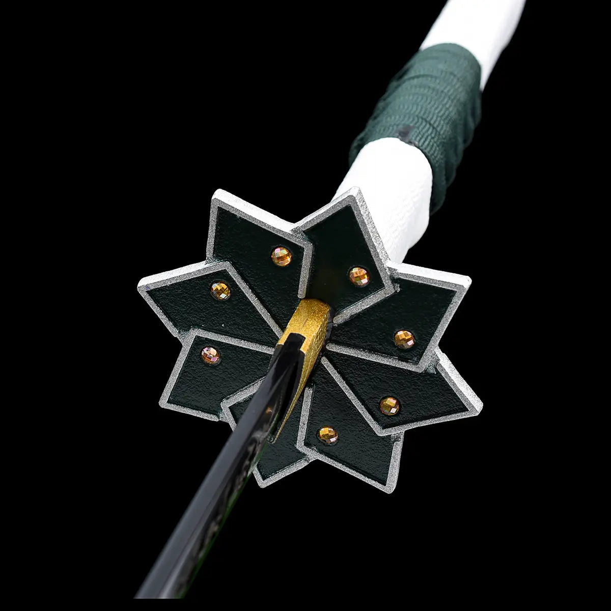 Vue dynamique de la lame partiellement dégainée de son fourreau camouflé, mise en scène réaliste et immersive.