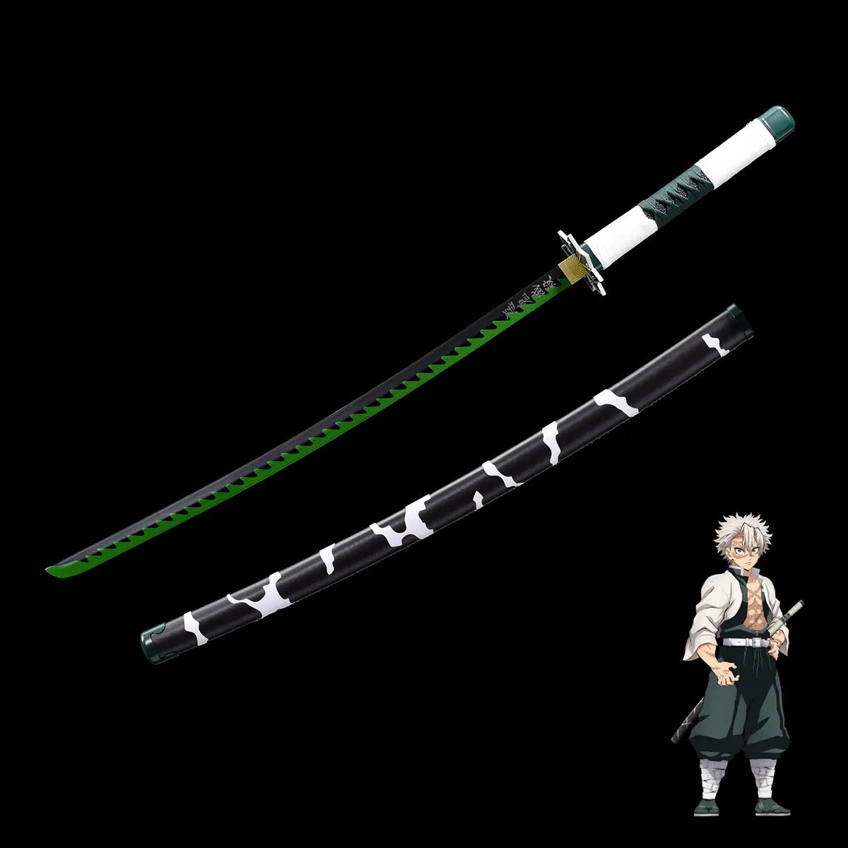 Sabre cosplay de Sanemi avec lame verte dentelée et fourreau assorti, posé sur fond noir avec le personnage de Demon Slayer en miniature.
