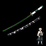 Sabre cosplay de Sanemi avec lame verte dentelée et fourreau assorti, posé sur fond noir avec le personnage de Demon Slayer en miniature.