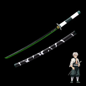 Sabre cosplay de Sanemi avec lame verte dentelée et fourreau assorti, posé sur fond noir avec le personnage de Demon Slayer en miniature.