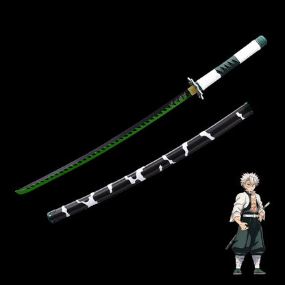 Sabre cosplay de Sanemi avec lame verte dentelée et fourreau assorti, posé sur fond noir avec le personnage de Demon Slayer en miniature.