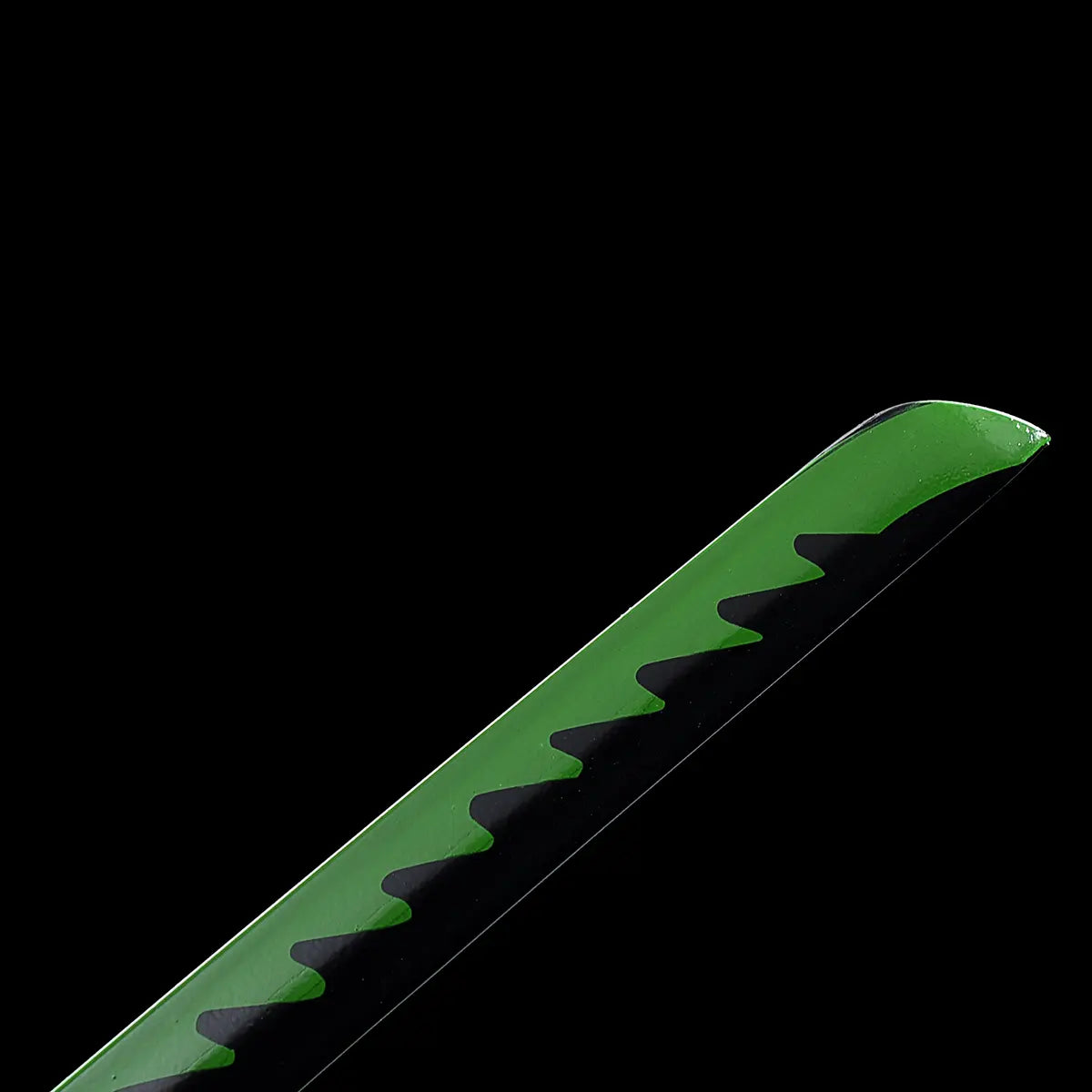 Zoom sur la pointe du katana, acier carbone avec peinture verte signature, tranchant réaliste pour cosplay haut de gamme.