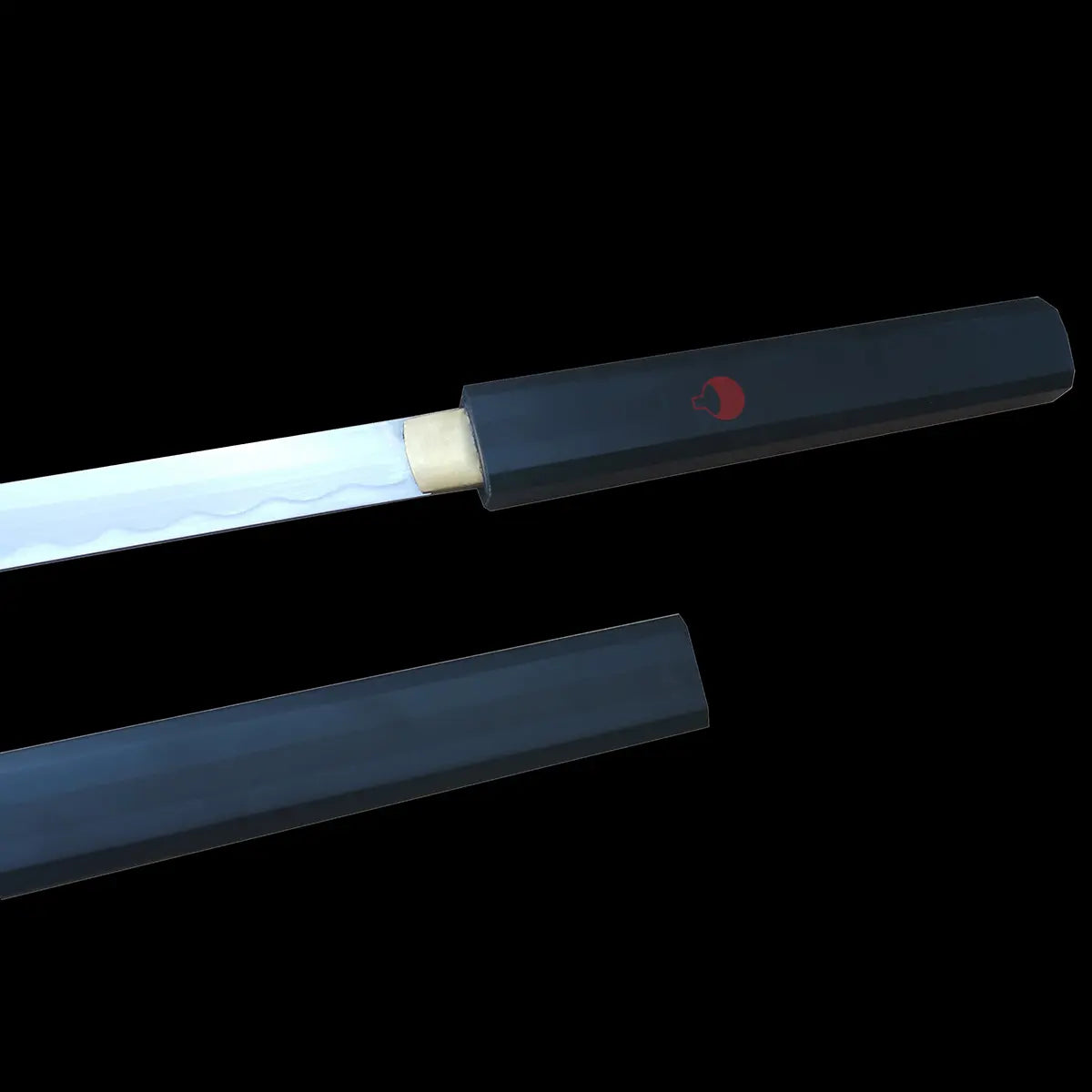 Gros plan sur le katana chokutô Kusanagi de Sasuke Uchiwa dans Naruto, lame en acier carbone 1045 polie avec hamon visible, poignée noire ornée de l’emblème rouge du clan Uchiwa, réplique aiguisée haut de gamme idéale pour collection et cosplay.