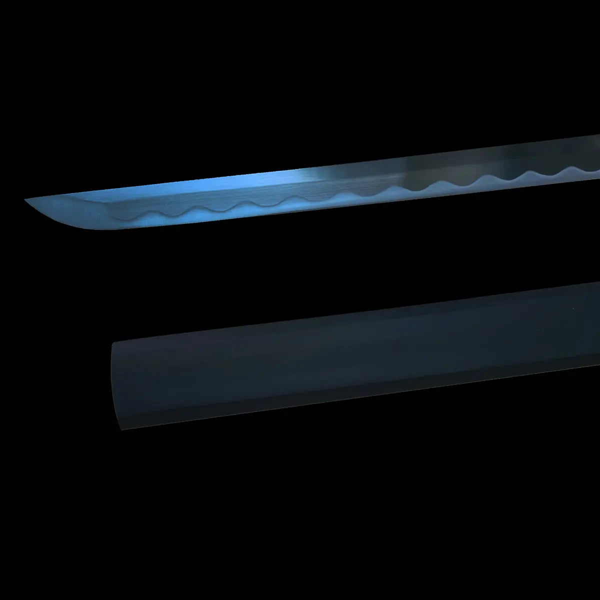 Gros plan sur la lame du katana chokutô Kusanagi de Sasuke Uchiwa dans Naruto, acier carbone 1045 poli avec hamon ondulé bleu, fourreau noir partiellement visible, réplique aiguisée haut de gamme idéale pour collection, cosplay et arts martiaux légers.