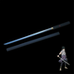 Katana chokutô Kusanagi de Sasuke Uchiwa dans Naruto, lame noire en acier carbone 1045 avec hamon visible, fourreau noir décoré de l’emblème Uchiwa rouge, réplique aiguisée haut de gamme idéale pour cosplay, collection et arts martiaux légers.