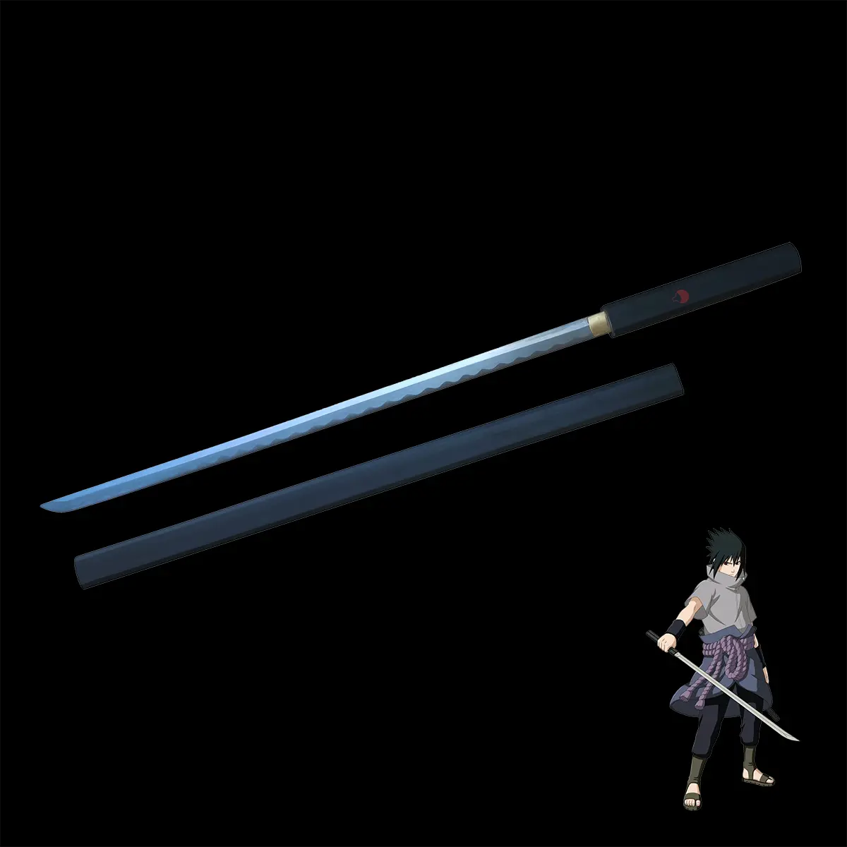 Katana chokutô Kusanagi de Sasuke Uchiwa dans Naruto, lame noire en acier carbone 1045 avec hamon visible, fourreau noir décoré de l’emblème Uchiwa rouge, réplique aiguisée haut de gamme idéale pour cosplay, collection et arts martiaux légers.