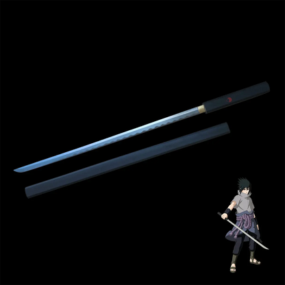 Katana chokutô Kusanagi de Sasuke Uchiwa dans Naruto, lame noire en acier carbone 1045 avec hamon visible, fourreau noir décoré de l’emblème Uchiwa rouge, réplique aiguisée haut de gamme idéale pour cosplay, collection et arts martiaux légers.