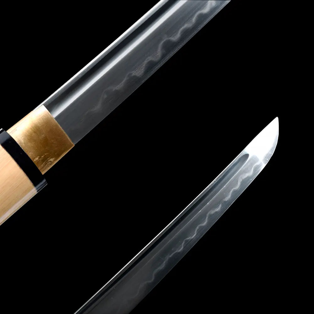 Détail de la lame du katana japonais Shirasaya Clair de Lune en acier 1095, hamon ondulé authentique et tranchant rasoir