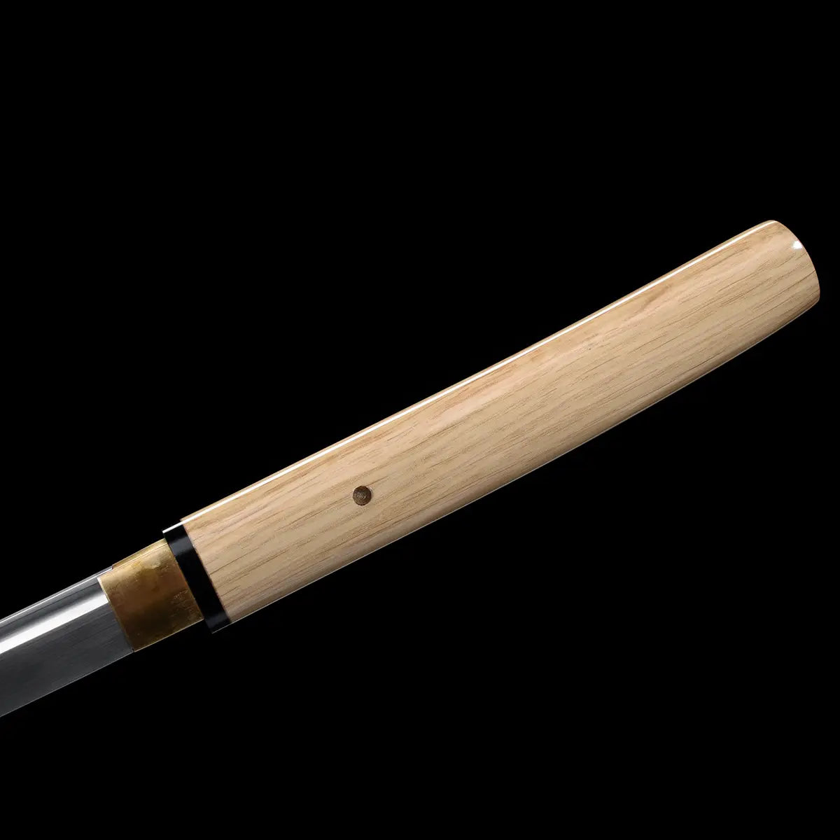 Poignée en bois clair du katana japonais Shirasaya Clair de Lune, montage artisanal avec mekugi en bambou