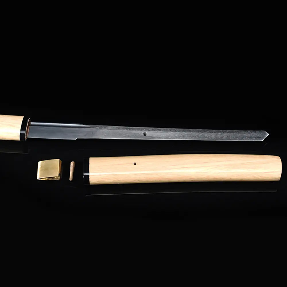 Katana Shirasaya Clair de Lune démonté, montrant la lame en acier 1095, mekugi et monture traditionnelle japonaise