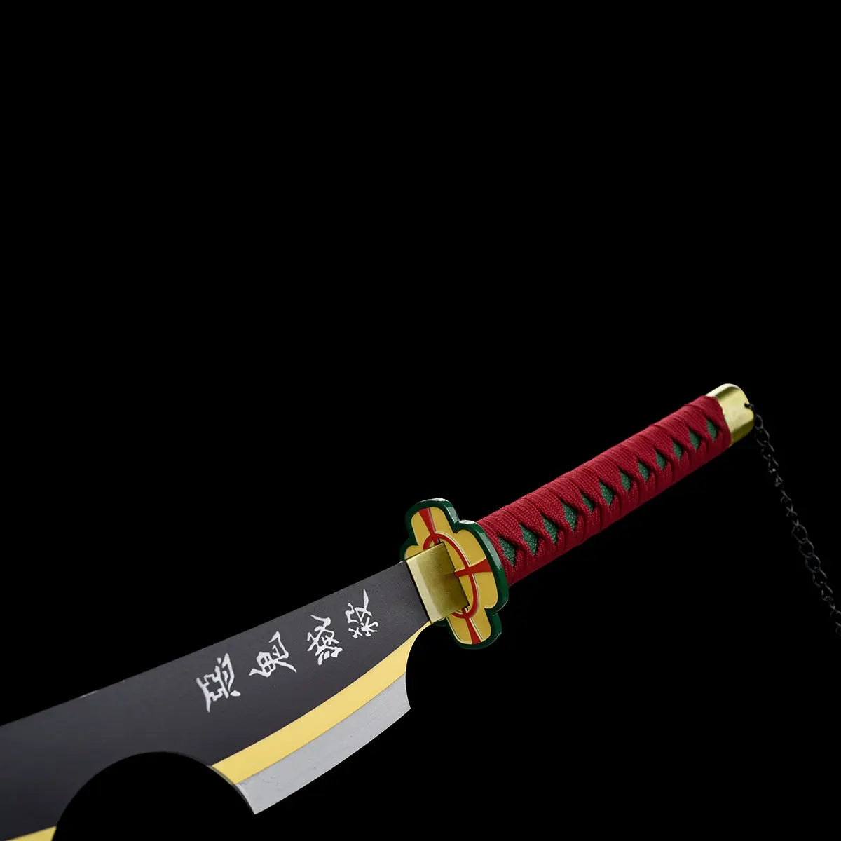 Dernier plan rapproché sur la garde fleur, début de lame avec kanji et manche rouge – rendu professionne