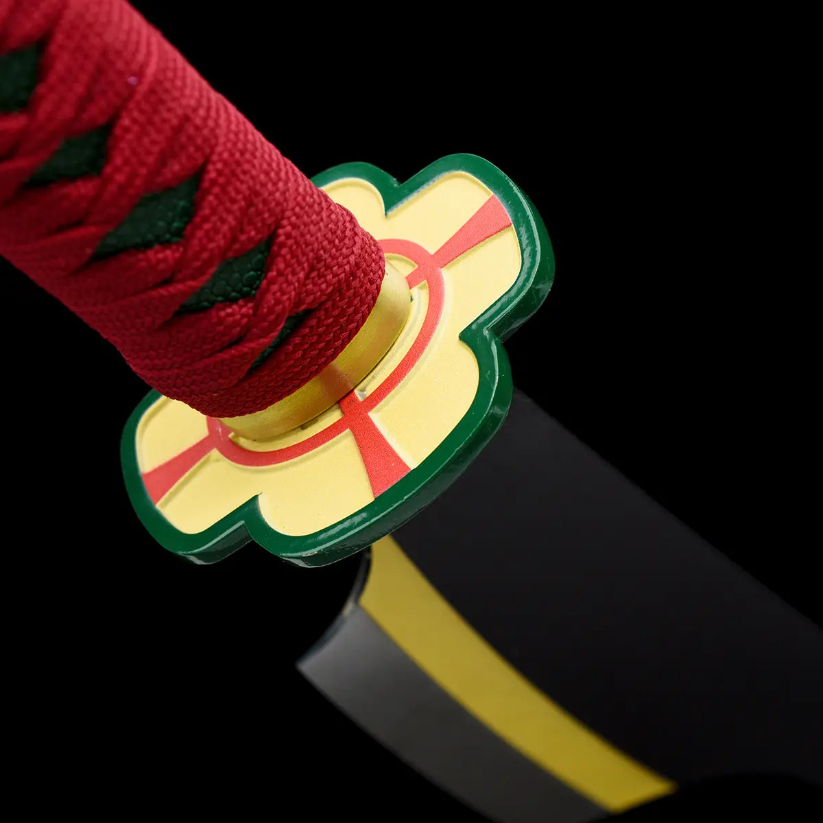 Zoom sur la transition garde/tsuka, tressage rouge, accents verts et dorés – finition haut de gamme.