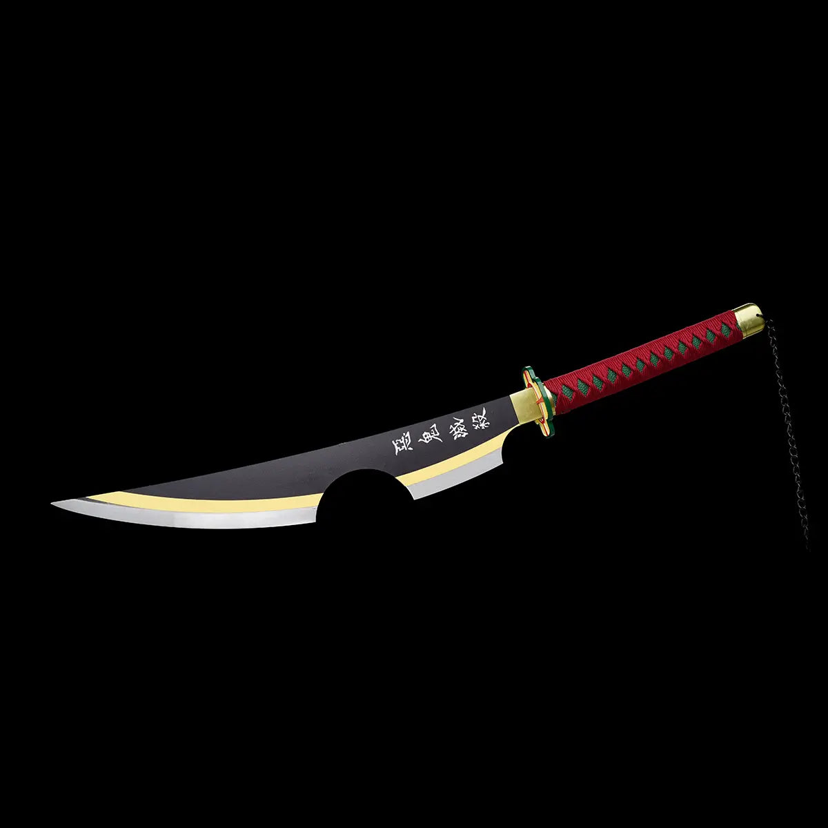 Vue complète du katana dégainé, lame noire incurvée, kanji blancs gravés, reflet doré – ambiance prestige.