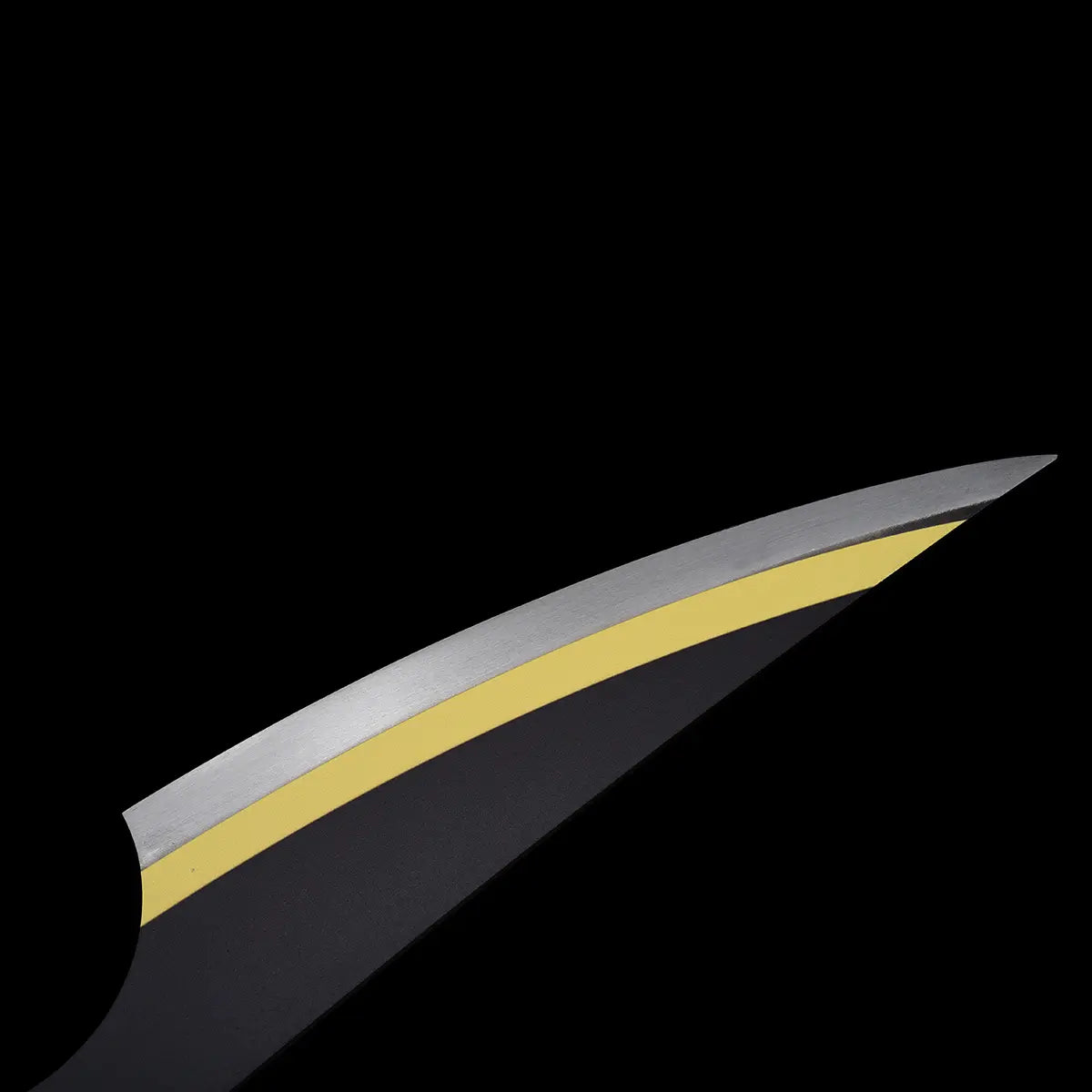 Vue artistique de la pointe, contraste doré sur noir, effet miroir et courbure japonaise – style martial.