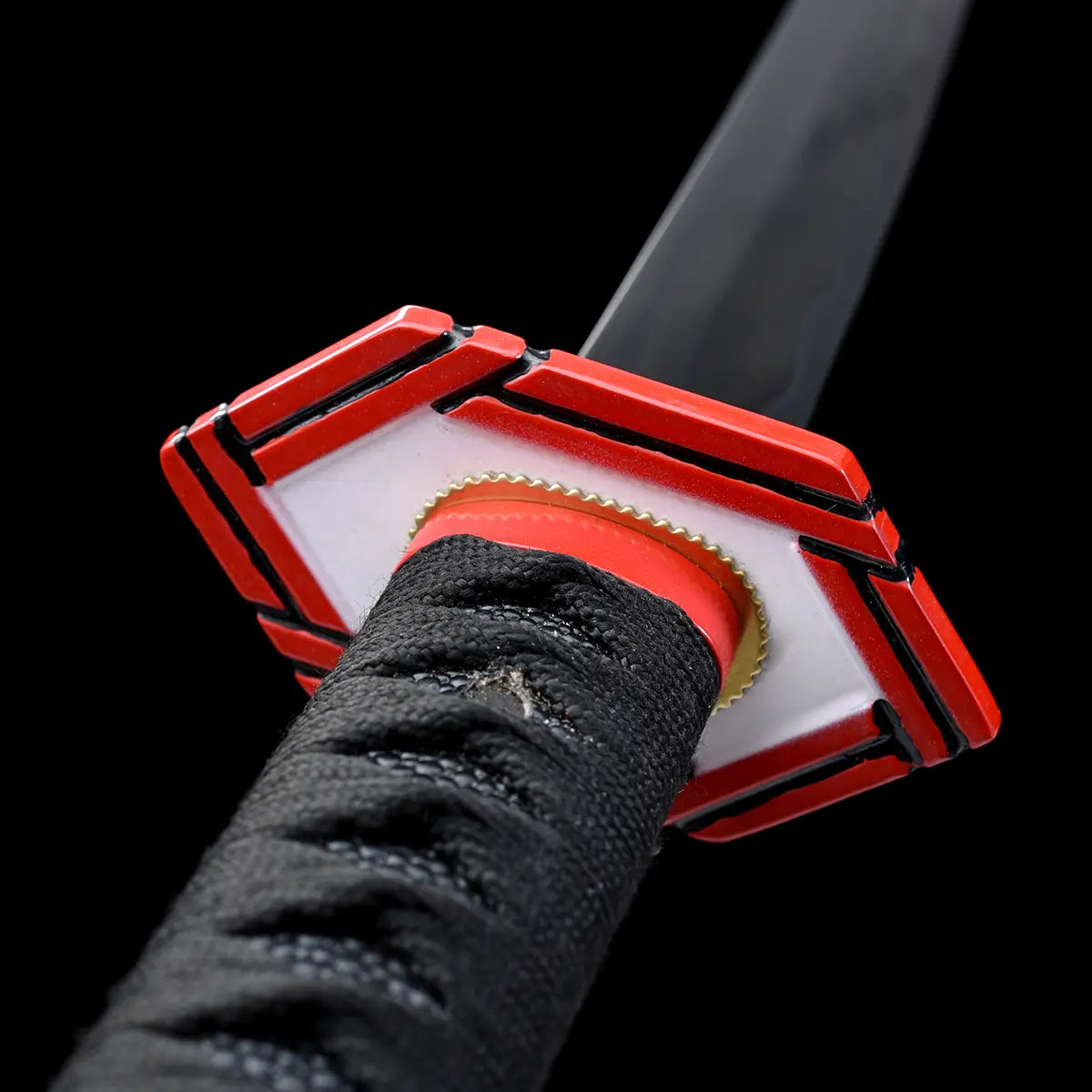 Gros plan sur la garde hexagonale rouge et blanche du katana Tomioka Giyuu Nichirin sombre, réplique sabre Demon Slayer en acier carbone 1045.