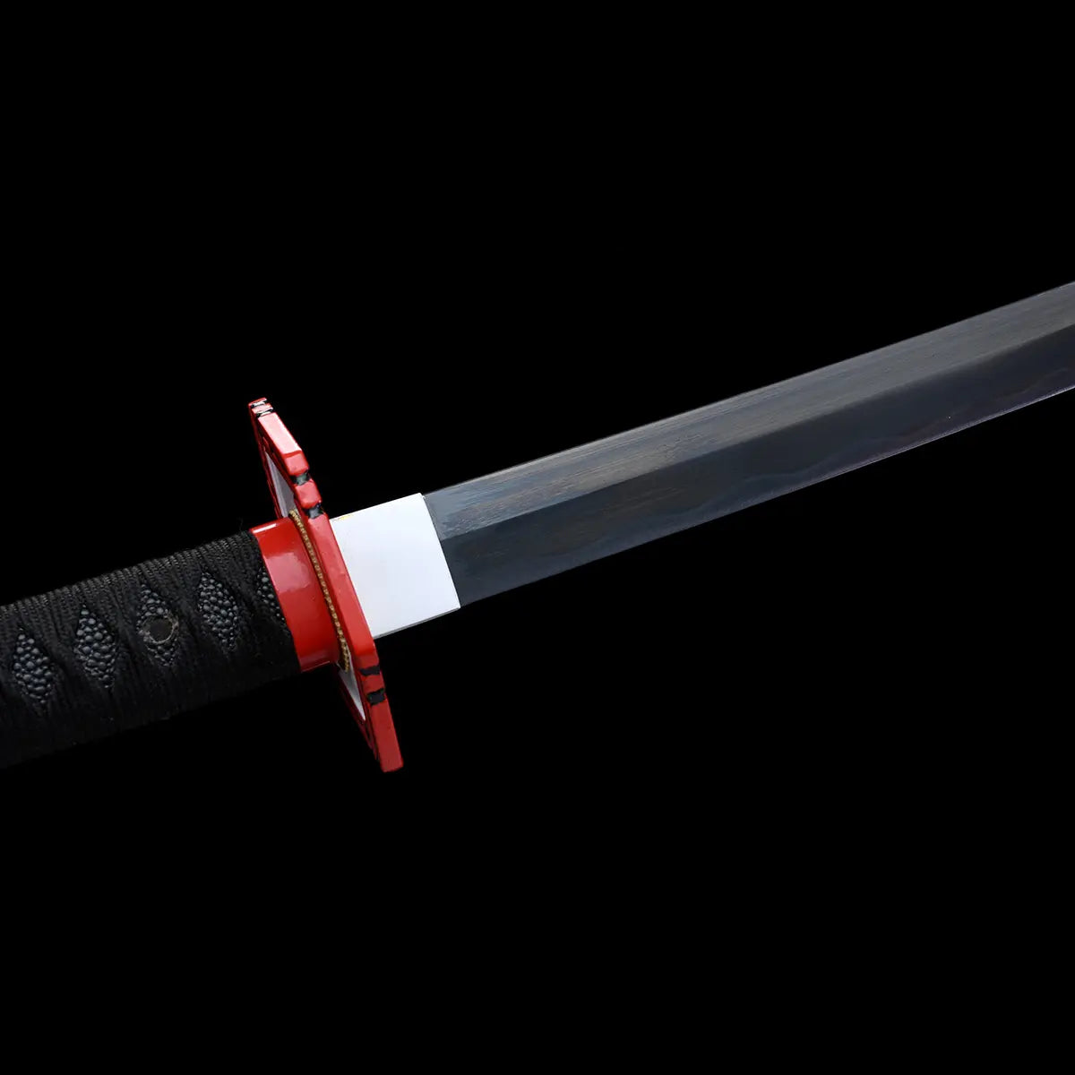 Vue de la lame sombre du katana Tomioka Giyuu, finition haut de gamme en acier carbone 1045, sabre Demon Slayer réplique fidèle.