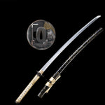 Vue complète du katana japonais Toyotomi Hideyoshi en acier plié 880 couches, finition or et noir, avec tsuba gravée représentant le seigneur Hideyoshi. Lame brillante et saya noir laqué or photographiés sur fond noir studio Blade Bushido.