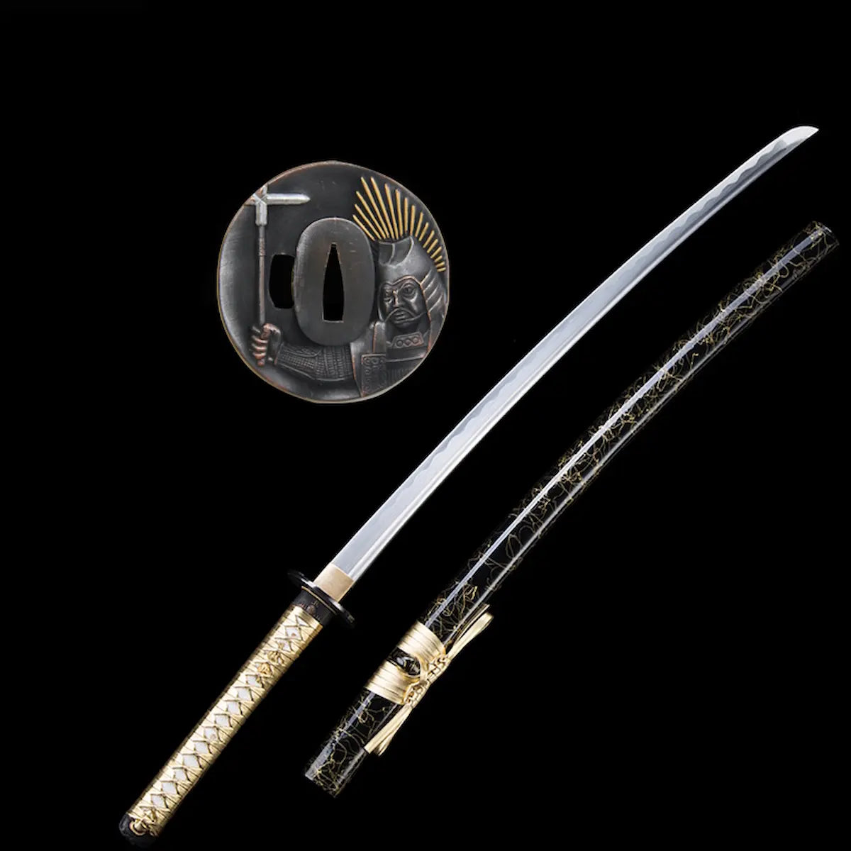 Vue complète du katana japonais Toyotomi Hideyoshi en acier plié 880 couches, finition or et noir, avec tsuba gravée représentant le seigneur Hideyoshi. Lame brillante et saya noir laqué or photographiés sur fond noir studio Blade Bushido.